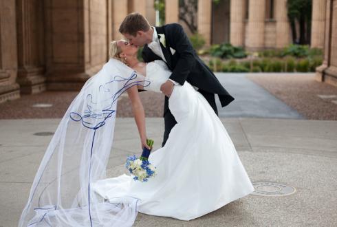 Romantic shot of bride and groom at the Palace of Fine Arts in San Francisco 