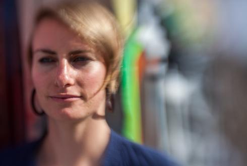 Two more candid portraits in my experiment with selective focus.